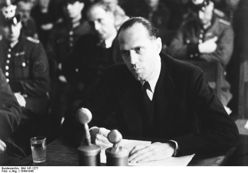 Moltke vor dem Volksgerichtshof im Januar 1945